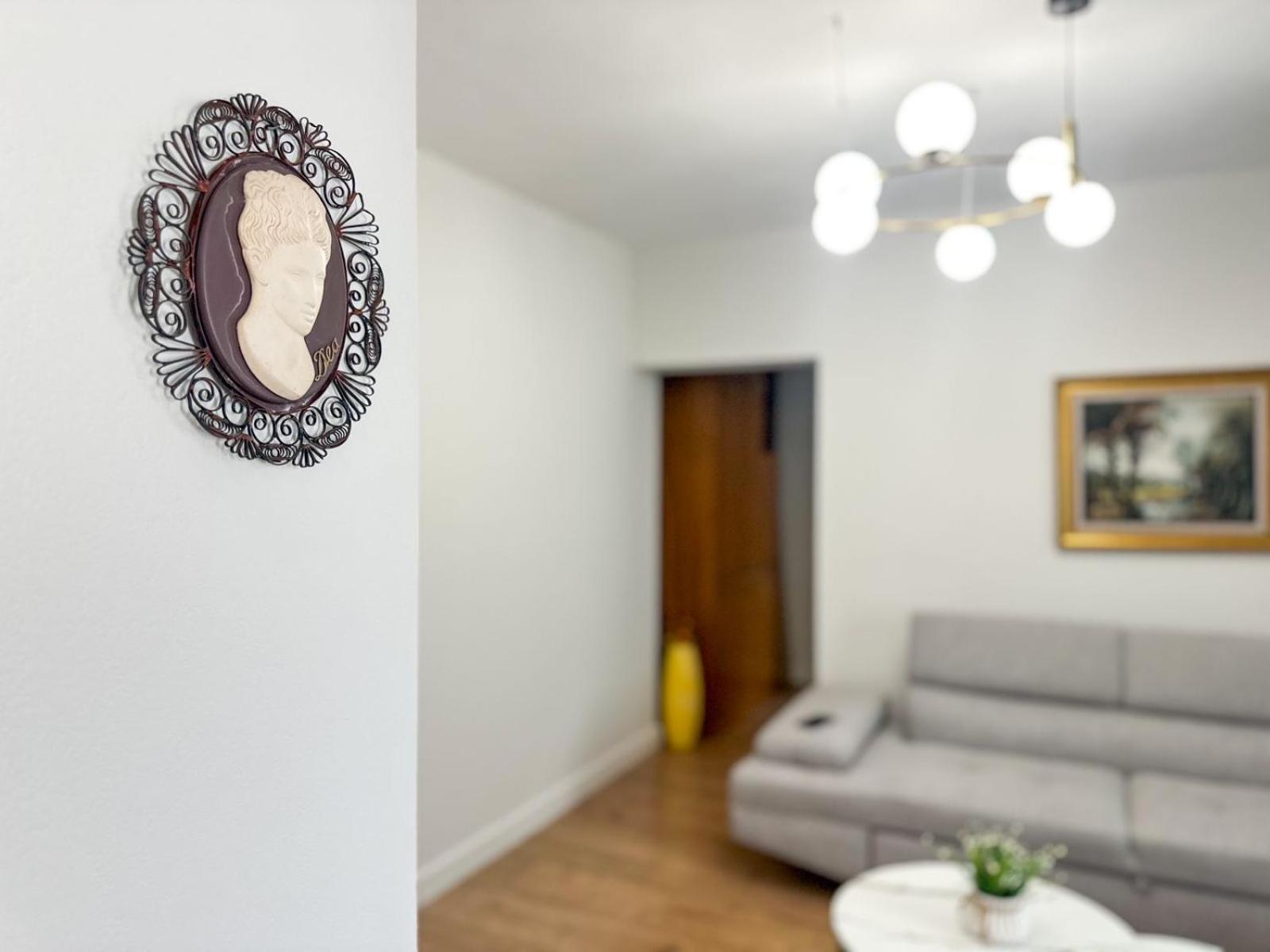 Block Apartment *